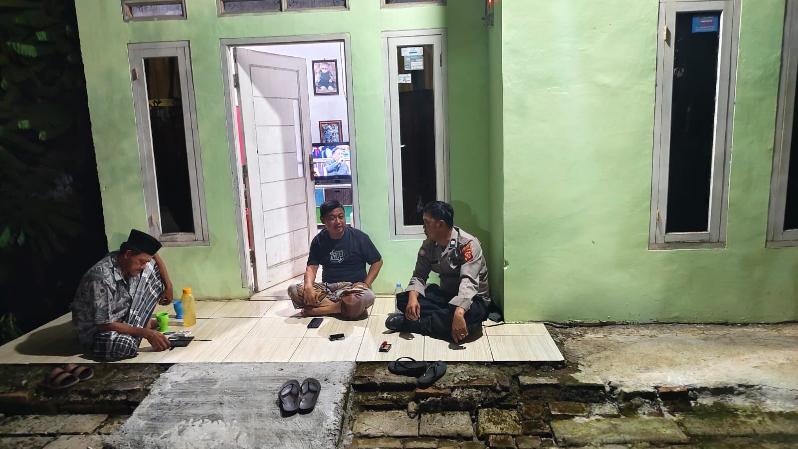 Personil Bhabinkamtibmas Polsek Klari Malam Malam Silaturahmi Kamtibmas Rumah Warga, Ini Yang disampaikannya