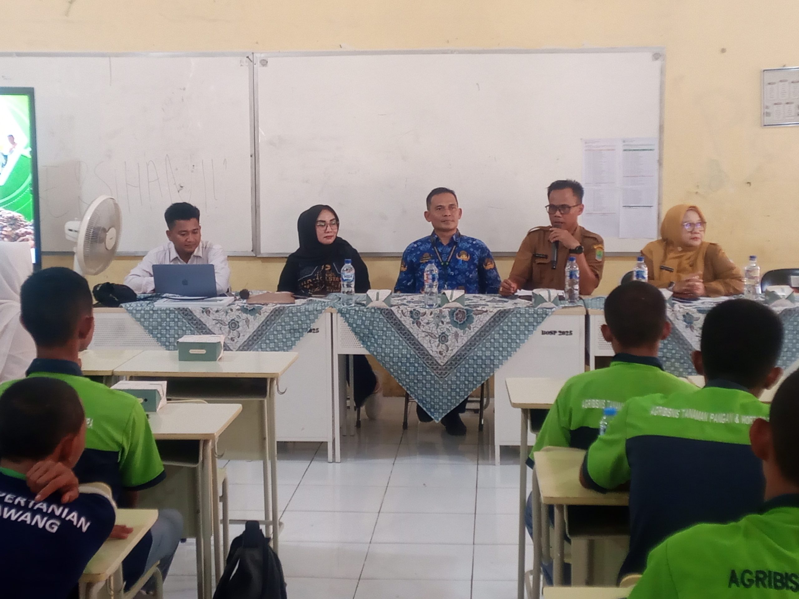 Anggota DPRD Jabar, Sri Rahayu bersama Kabid Sarana Pertanian Dorong Sinergi Pendidikan dan Pertanian Kemandirian Desa