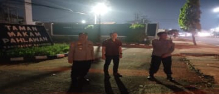 Patroli Strong Point Polsek Klari Antisipasi Gangguan Kamtibmas di Depan Taman Makam Pahlawan