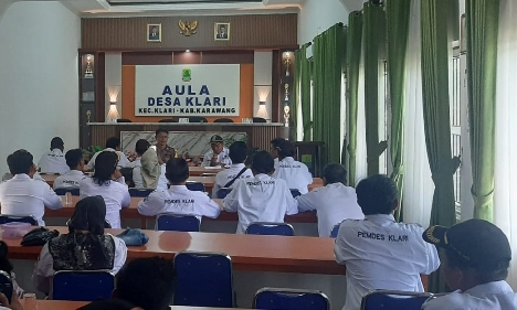 Bhabinkamtibmas Desa Klari Rapat Minggon, Berikan Apresiasi Kepada Perangkat Desa Yang Terus Mengaktifkan Siskamling