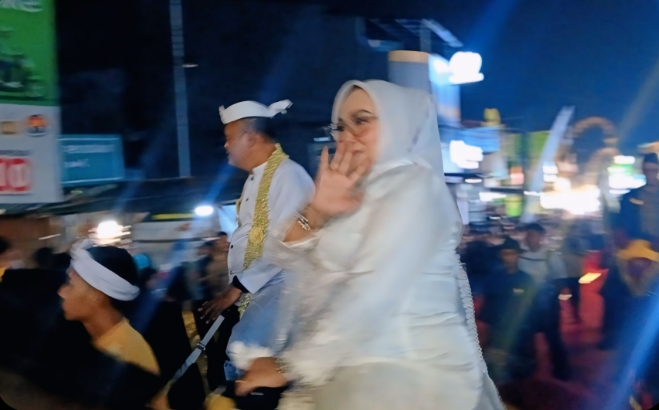 Sosok Penunggang Kuda Perempuan di Acara Kirab Budaya Tatar Sunda Mahkota Binokasih di Karawang