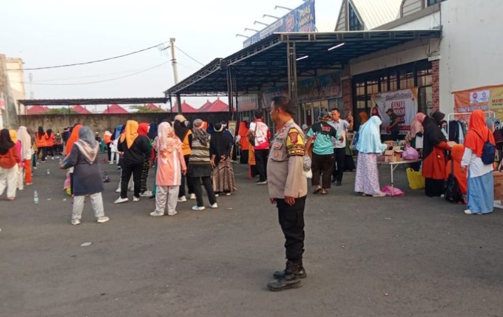 Polsek Klari Melaksanakan Pengamanan Bazar UMKM dan Gebyar Senam