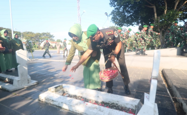 Jelang Peringati HUT Kodam III/Siliwangi Ke-80, Kodim 0604/Karawang Ziarah Ke Taman Makam Pahlawan ‎