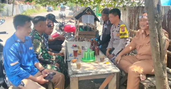 Sinergitas TNI–Polri, Bhabinkamtibmas dan Babinsa Sambangi Warga Dusun Cisalak Desa Margakaya