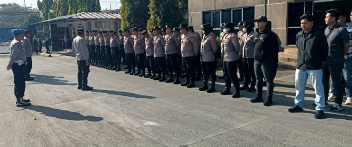 Kapolsek Klari Pimpin Apel Konsolidasi Pengamanan Aksi UNRAS Kartar Desa Walahar