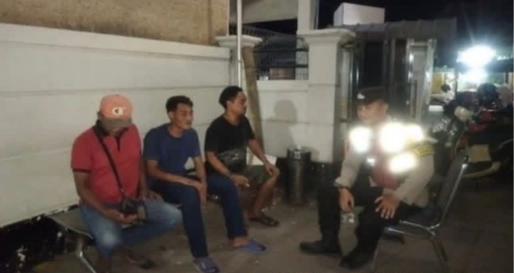 Anggota Bhabin Polsek Banyusari Melaksanakan Sosialisasikan Bahaya Judi Online Kepada Masyarakat