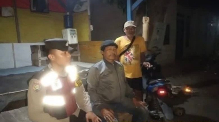 Anggota Bhabin Polsek Banyusari Melaksanakan Sosialisasikan Bahaya Judi Online Kepada Masyarakat