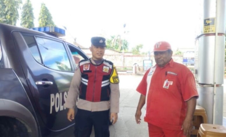 Kunjungi SPBU, Prekat Polsek Banyusari Berikan Rasa Aman