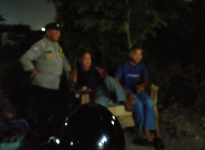 Bhabinkamtibmas Desa Anggadita Temui Warga Saat Ronda Malam