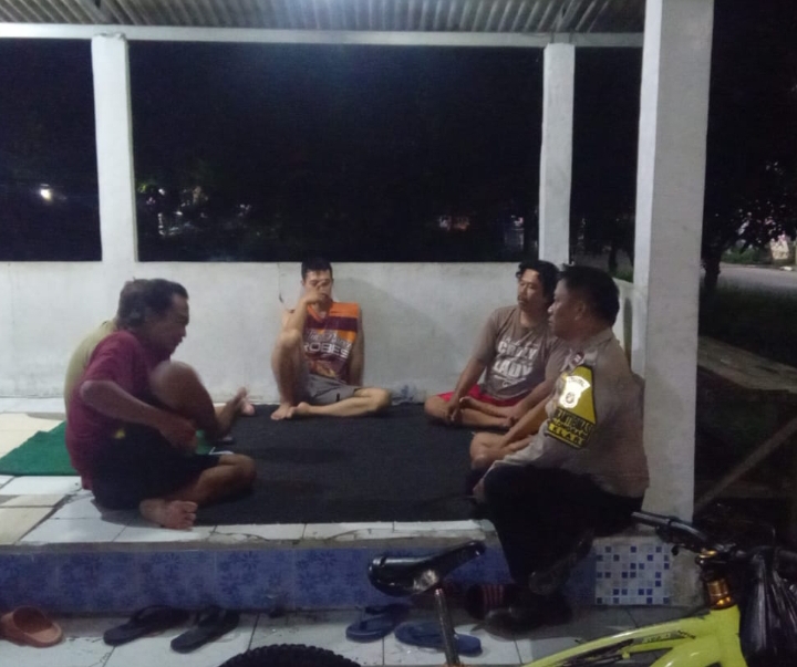 Suasana Penuh Keakraban, Bhabinkamtibmas Bersama Warga Ngawangkong Bahas Kamtibmas