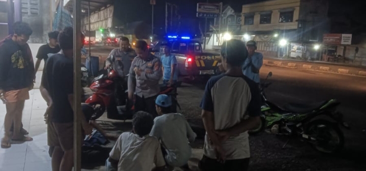 Sambangi warga, Patroli Malam Polsek Jatisari, Ajak Warga Jaga Kamtibmas Yang Kondusif