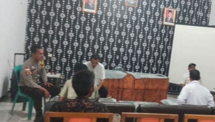 Bhabinkamtibmas Polsek Jatisari Sambang Perangkat Desa Jatisari