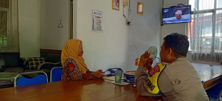 Bhabinkamtibmas Desa Karangmulya Sambangi Staf Desa, Perkuat Silaturahmi dan Kamtibmas