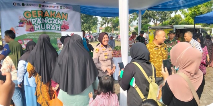 Kapolsek Monitoring Pengamanan Kegiatan Gerakan Pangan Murah Kecamatan Telukjambe Barat
