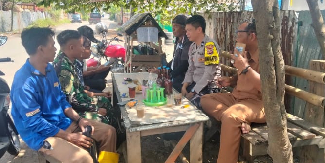 Bhabinkamtibmas dan Babinsa Sambang Warga Dusun Cisalak Desa Margakaya, Sampaikan Pesan Kamtibmas