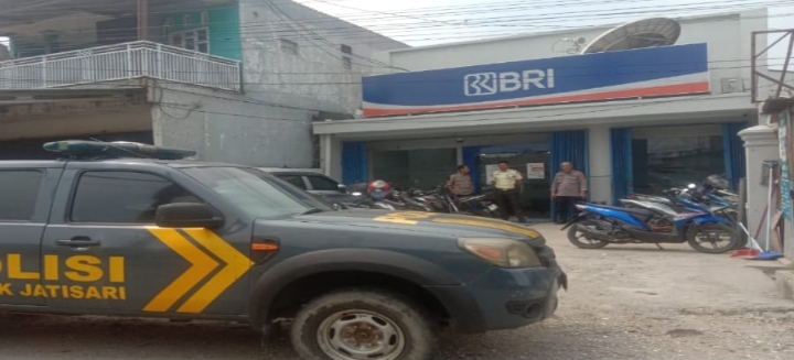 Patroli Polsek Jatisari Pastikan Bank BRI Aman Lakukan Sambang Satpam Perbankan