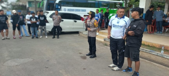 Kapolsek Jatisari Sampaikan Imbauan Kamtibmas Kepada Supporter Viking Pantura Yang Akan Berangkat Ke GBLA