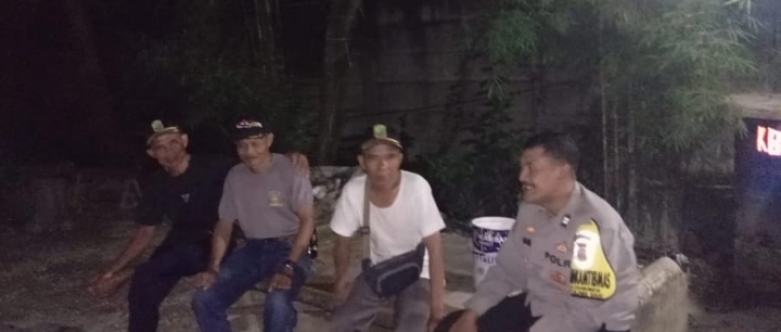 Patroli Malam Polsek Telukjambe Barat Polres Karawang Sambang Warga