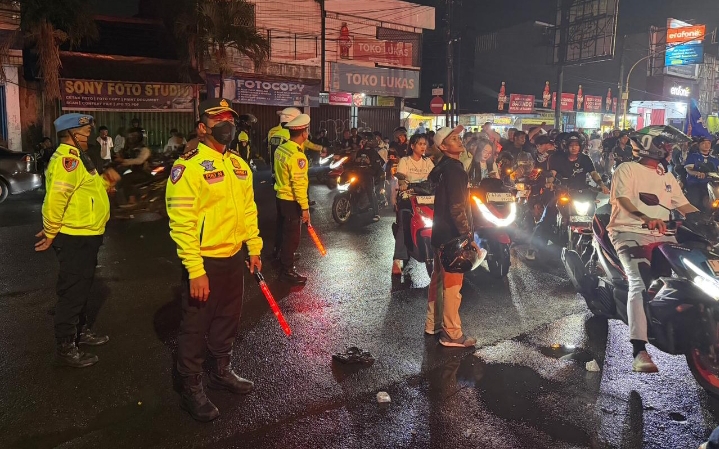 Persib Juara, Kapolres Karawang Turun ke Alun-Alun: Berbagi Bahagia Boleh, Tolong Jaga Ketertiban Kota