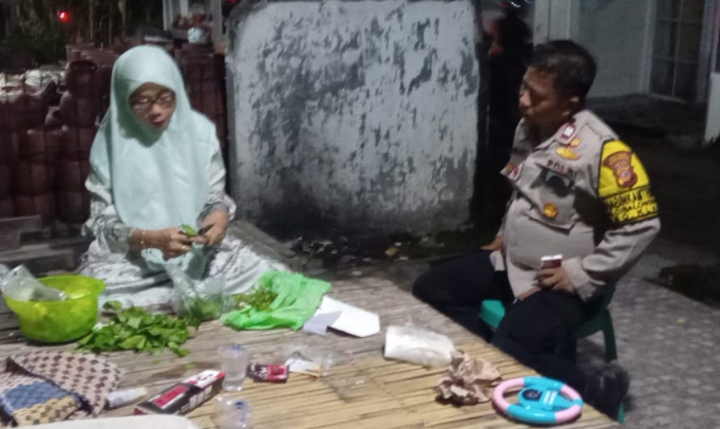 Bhabinkamtibmas Polsek Klari Sambang Silaturahmi Kamtibmas Ke Kediaman Kades Cibalongsari