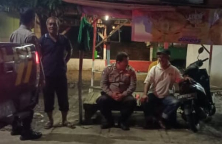 Polisi Jatisari Patroli Dialogis Sambangi Warga Balonggandu Sedang Ronda Malam