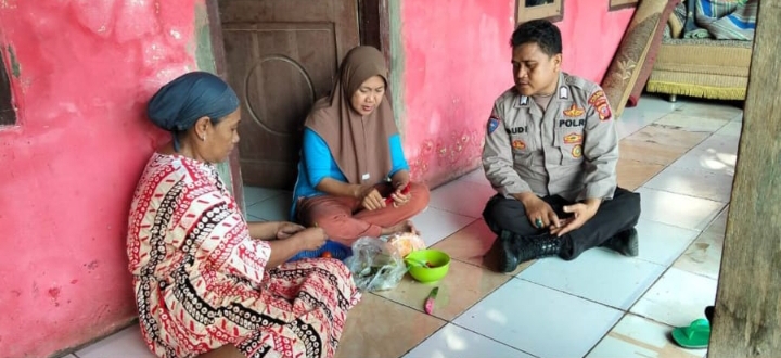 Personil Polsek Telukjambe Barat Patroli Dialogis Dan Sambangi Warga Guna Sosialisasikan TPPO