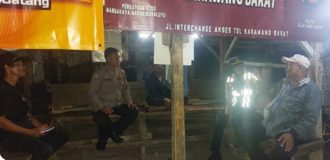 Kapolsek Telukjambe Barat Bersama Anggota Patroli Dialogis Malam Sasaran Warga di Pangkalan Ojeg