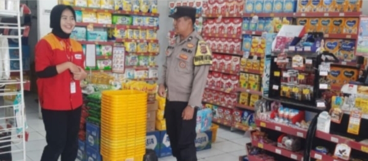 Polsek Jatisari Sambangi Alfamart, Bhabinkamtibmas Sampaikan Pesan Kamtibmas Kepada Karyawan