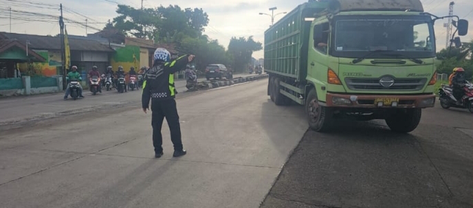 Personil Lantas Polsek Jatisari Lakukan Gatur Lalin di Depan SPBU Rosalia