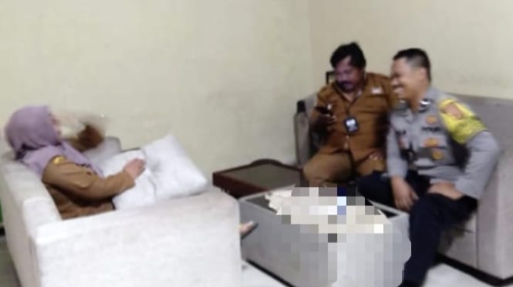Bhabinkamtibmas Polsek Jatisari Sampaikan Pesan Kamtibmas ke Staff Desa