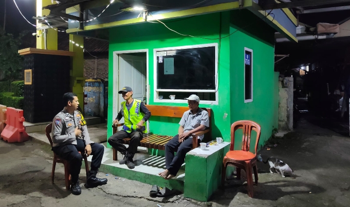 Pastikan Lingkungan Binaan Aman, Bhabinkamtibmas Polsek Klari Patroli Pemukiman Warga di Pos Ronda