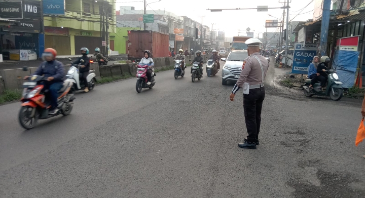 Pastikan Arus Lalu Lintas Lancar, Polsek Klari Lakukan Pengaturan di Jalan Raya Klari