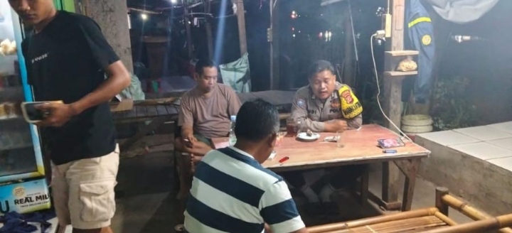 Bripka Dudi Darmadi Bhabinkamtibmas Polsek Telukjambe Barat Himbau Warga Jaga Kamtibmas