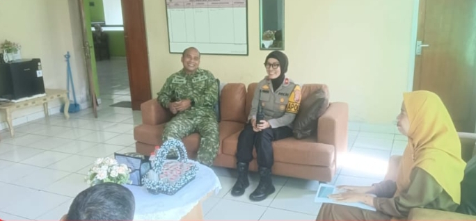 Silaturahmi Kamtibmas Kapolsek dan Danramil Jatisari Perkuat Sinergitas TNI-Polri Sambangi Camat