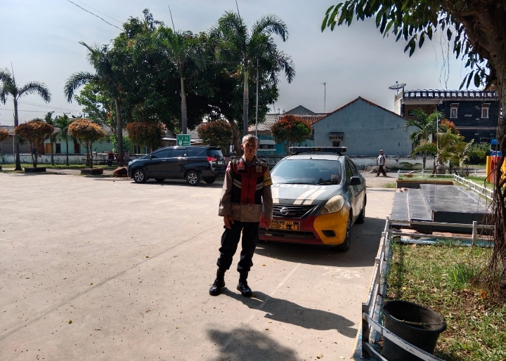 Patroli Presisi Siang Polsek Klari Sasar Pusat Keramaian di Desa Walahar