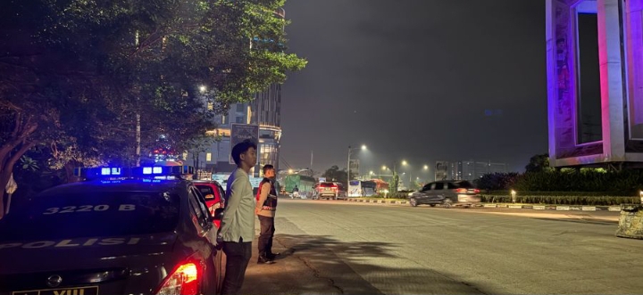 Patroli Malam Polsek Telukjambe Barat Pastikan Jalan Interchange Bundaran Novotel Aman dan Kondusif