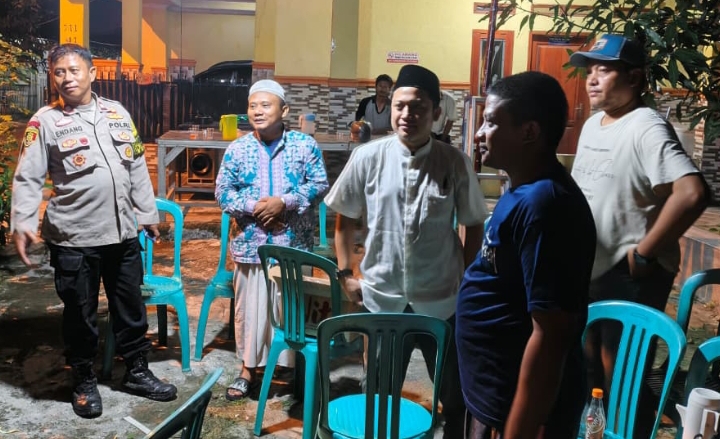 Jaga Stabilitas Kamtibmas, Bhabinkamtibmas Polsek Klari Patroli Malam Ke Pemukiman Warga