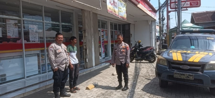 Sambang Warga Perum Cikampek Baru, Personil Polsek Jatisari Sampaikan Pesan Kamtibmas Kepada warga