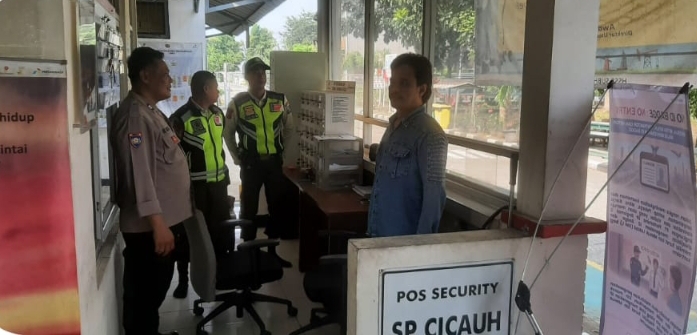 Personil Polsek Telukjambe Barat Patroli Humanis Berikan Arahan Kamtibmas di PT. Pertamina Cicauh