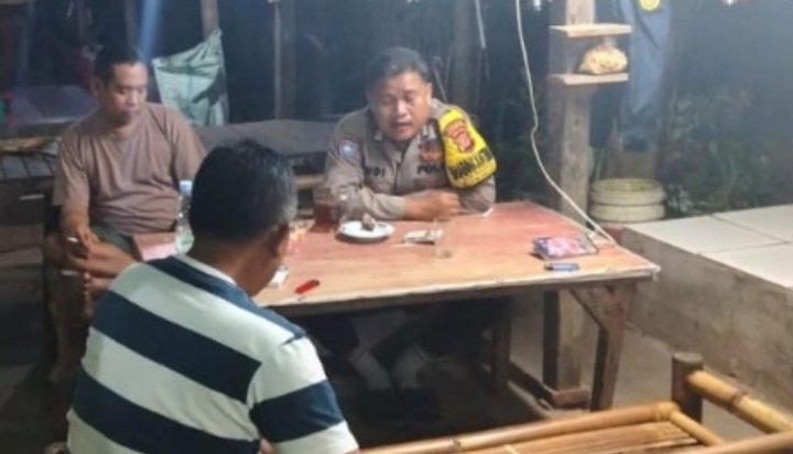 Bhabinkamtibmas Polsek Telukjambe Barat Berikan Himbau Jaga Kamtibmas Ke Warga