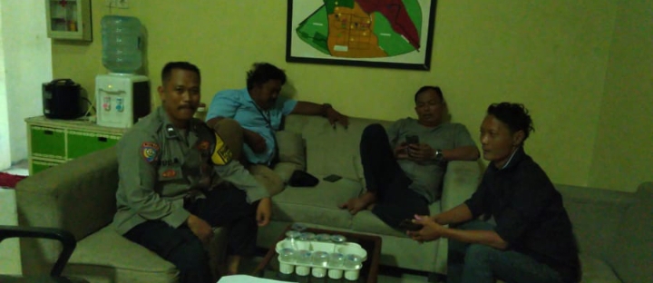 Sambangi Kantor Desa, Bhabinkamtibmas Polsek Jatisari Ajak Perangkat Desa Bersinergi Jaga Kamtibmas