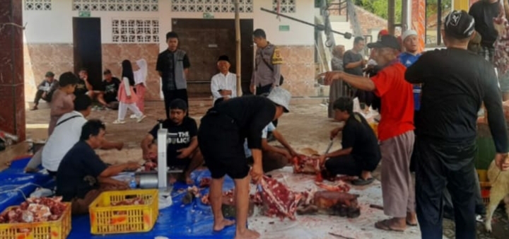 Bhabinkamtibmas Polsek Klari Monitoring Penyembelihan Hewan Qurban