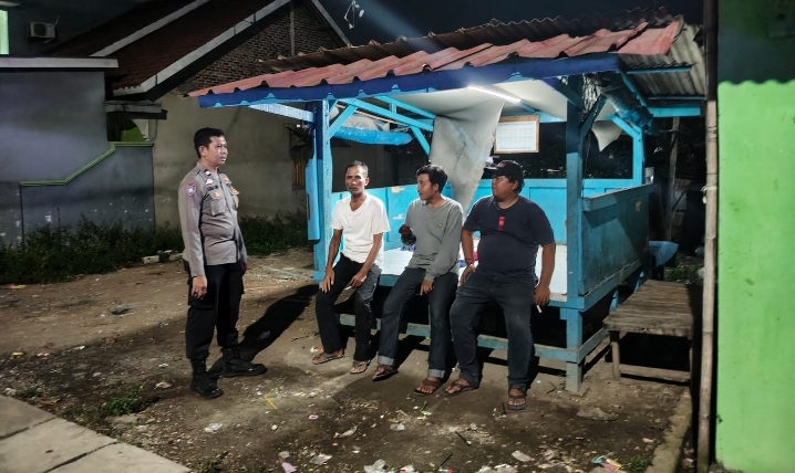 Bhabinkamtibmas Polsek Klari Sambang Poskamling, Ngawangkong Bareng Kaposkamling
