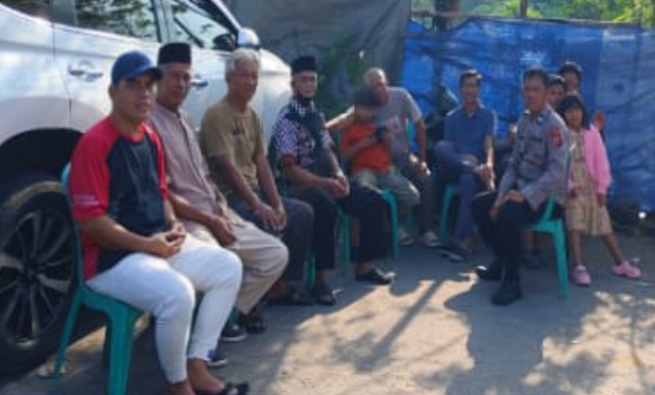 Pedulian Ke Warga, Bhabinkamtibmas Desa Belendung Takziah Ke Rmah Duka