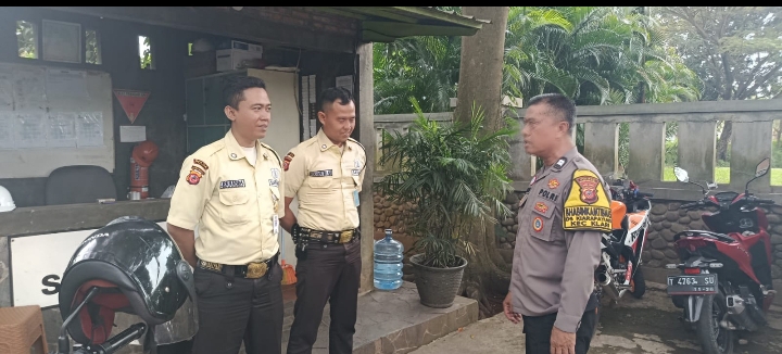 Polsek Klari Patroli Dialogis Berikan Penyuluhan Kamtibmas Kepada Security PT. OB
