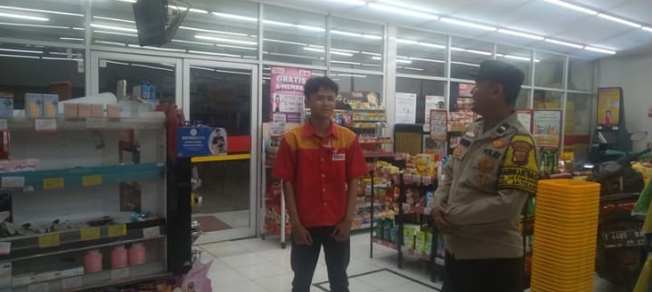 Sambang Alfamart, Personil Patroli Połsek Jatisari Ingatkan Kamtibmas ke Karyawan