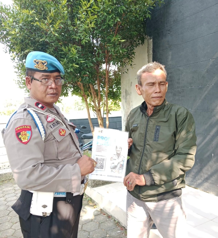 Polsek Banyusari Melaksanakan Sosialisasi QR Barcode ke Masyarakat Pengaduan Divisi Propam Polri Bidpropam Polda Jabar