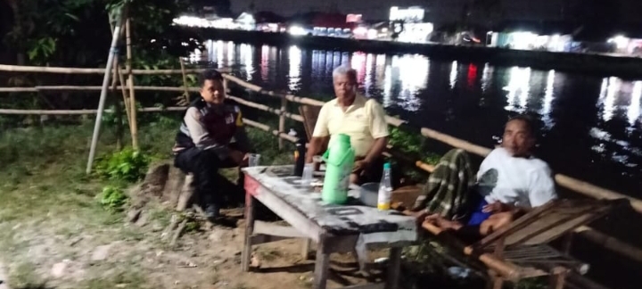Sambangi Ronda Malam, Personel Polsek Telukjambe Barat Ingatkan Warga Terus Jaga Kamtibmas di Lingkungan