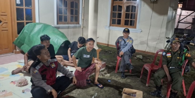 Ingatkan Kamtibmas Kepada Warga dan Anggota Linmas Saat Personel Polsek Telukjambe Barat Melaksanakan Patroli Malam