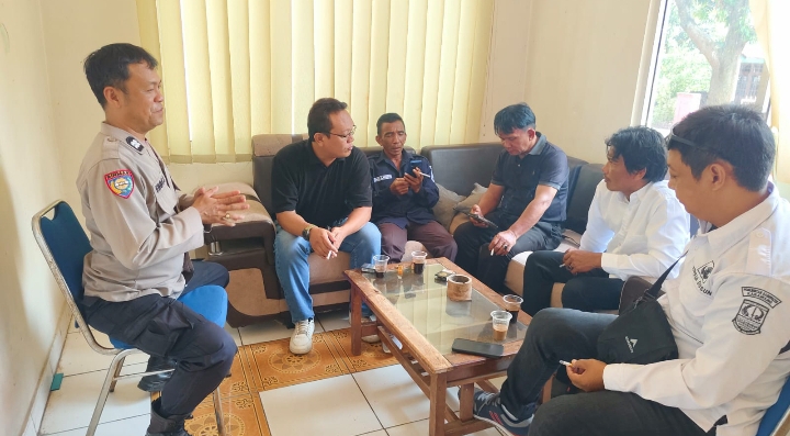 Babinkamtibmas Polsek Klari Ramah Tamah Silaturahmi Kamtibmas di Kantor Desa Belendung